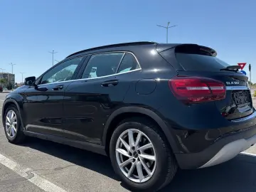 Mercedes-Benz GLA 180