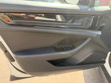 PORSCHE Panamera 4 E-Hybrid