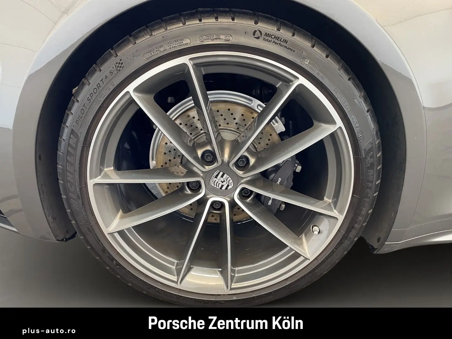 PORSCHE 992 (911) Carrera 4