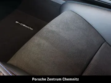 PORSCHE 718 Cayman GT4 RS