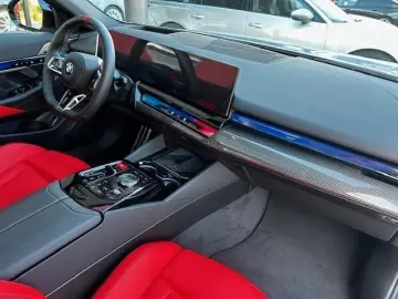 BMW M5 Limousine Brooklyn-Red M Drivers