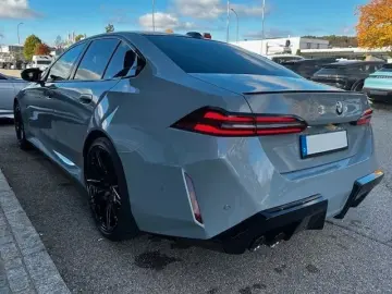 BMW M5 Limousine Brooklyn-Red M Drivers