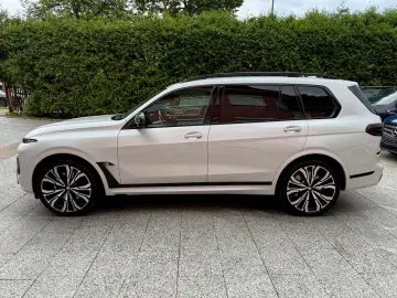 BMW X7 M60i  Sky Lounge Carbonpaket 23 Zoll 7-Sitzer