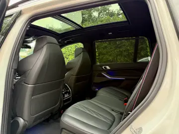 BMW X7 M60i  Sky Lounge Carbonpaket 23 Zoll 7-Sitzer