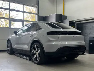 PORSCHE Macan 4 HeadUp 2xDisplay Pano ACC 22  Carbon