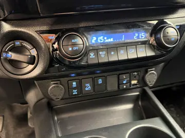 TOYOTA Hilux 2.8 D4-D INVINCIBLE AHK Rollo Assistenz