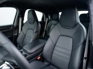 PORSCHE Cayenne Turbo GT   PTS Nogaroblau   1. Hand