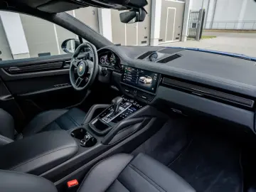 PORSCHE Cayenne Turbo GT   PTS Nogaroblau   1. Hand