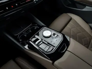 BMW 530e M-Sport HUD   Cameră 360    Ventilație Scaun   HK