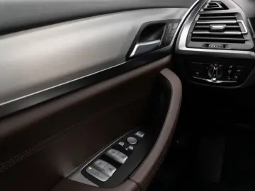 BMW X3 xD30e Kamera HUD DAB AHK Sport Komfort Leder