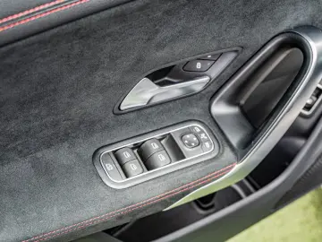 MERCEDES-BENZ CLA 250e 8G-DCT AMG LINE AMBIENTE PANO NIGHT