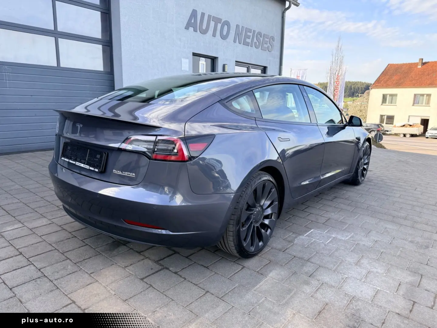 TESLA Model 3 Performance    1. Hand     GREY