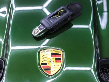 PORSCHE 992.2 GT3 Touring 4 Seats Manual Oakgreen LIFT