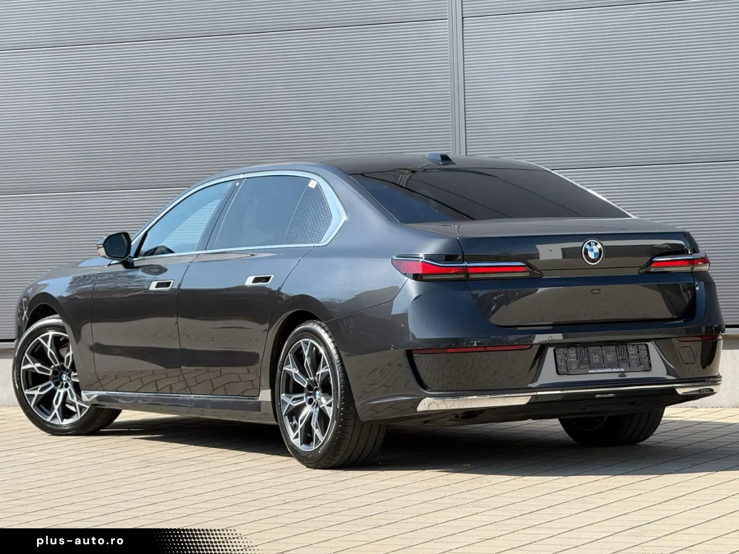 BMW 740d xDrive Lounge Seating TV Pano Sky Lounge