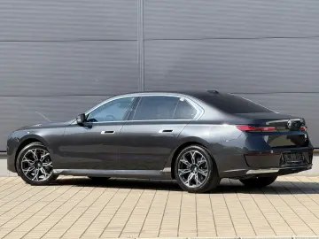 BMW 740d xDrive Lounge Seating TV Pano Sky Lounge