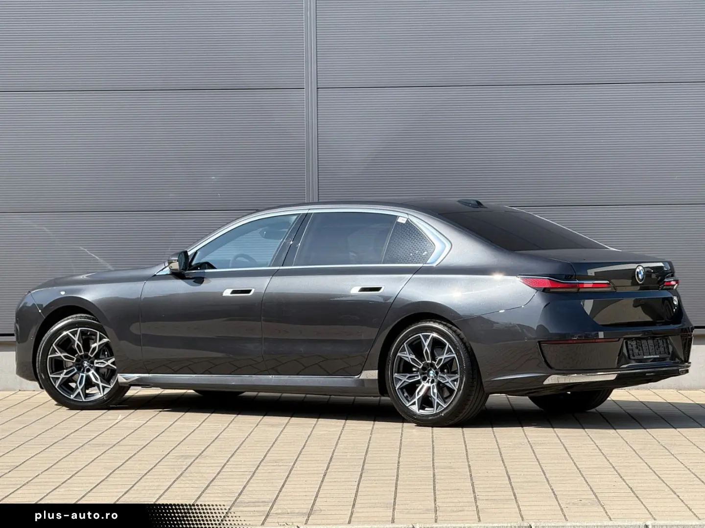 BMW 740d xDrive Lounge Seating TV Pano Sky Lounge