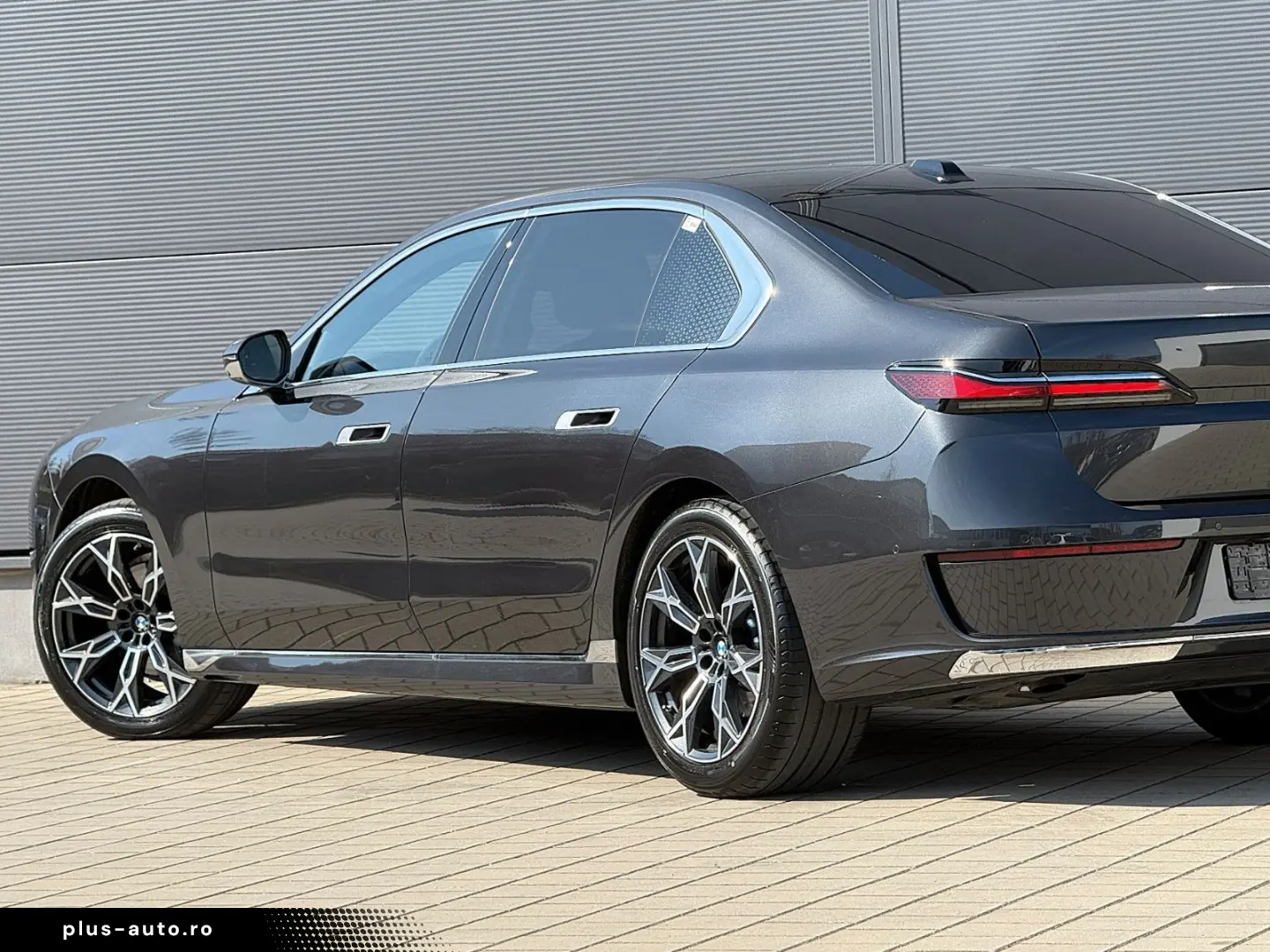 BMW 740d xDrive Lounge Seating TV Pano Sky Lounge