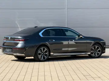 BMW 740d xDrive Lounge Seating TV Pano Sky Lounge