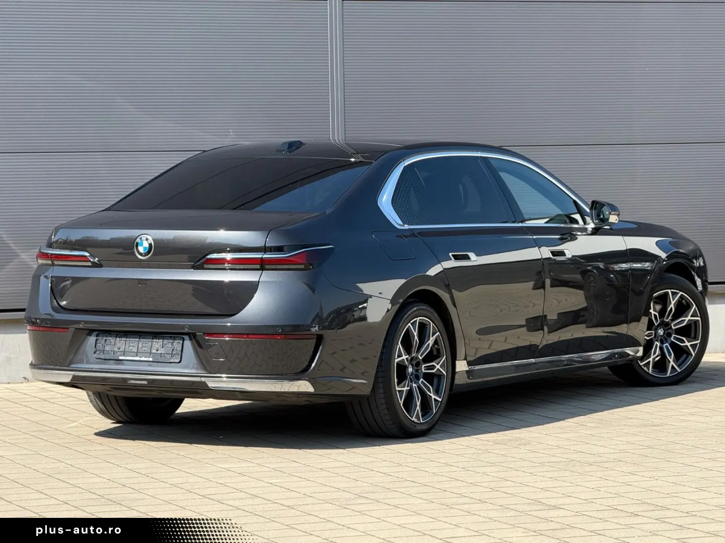 BMW 740d xDrive Lounge Seating TV Pano Sky Lounge