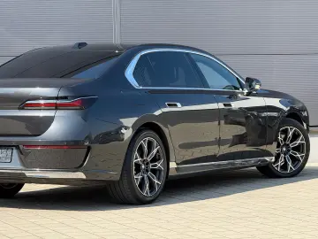 BMW 740d xDrive Lounge Seating TV Pano Sky Lounge