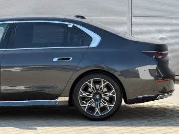 BMW 740d xDrive Lounge Seating TV Pano Sky Lounge