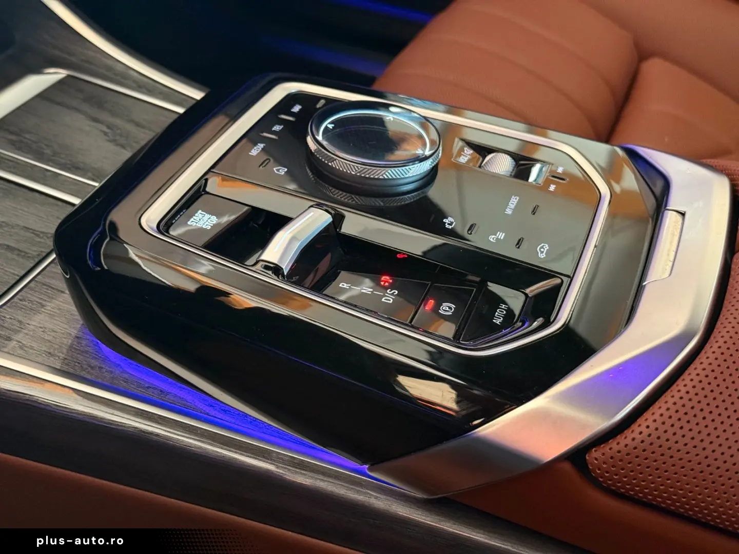 BMW 740d xDrive Lounge Seating TV Pano Sky Lounge