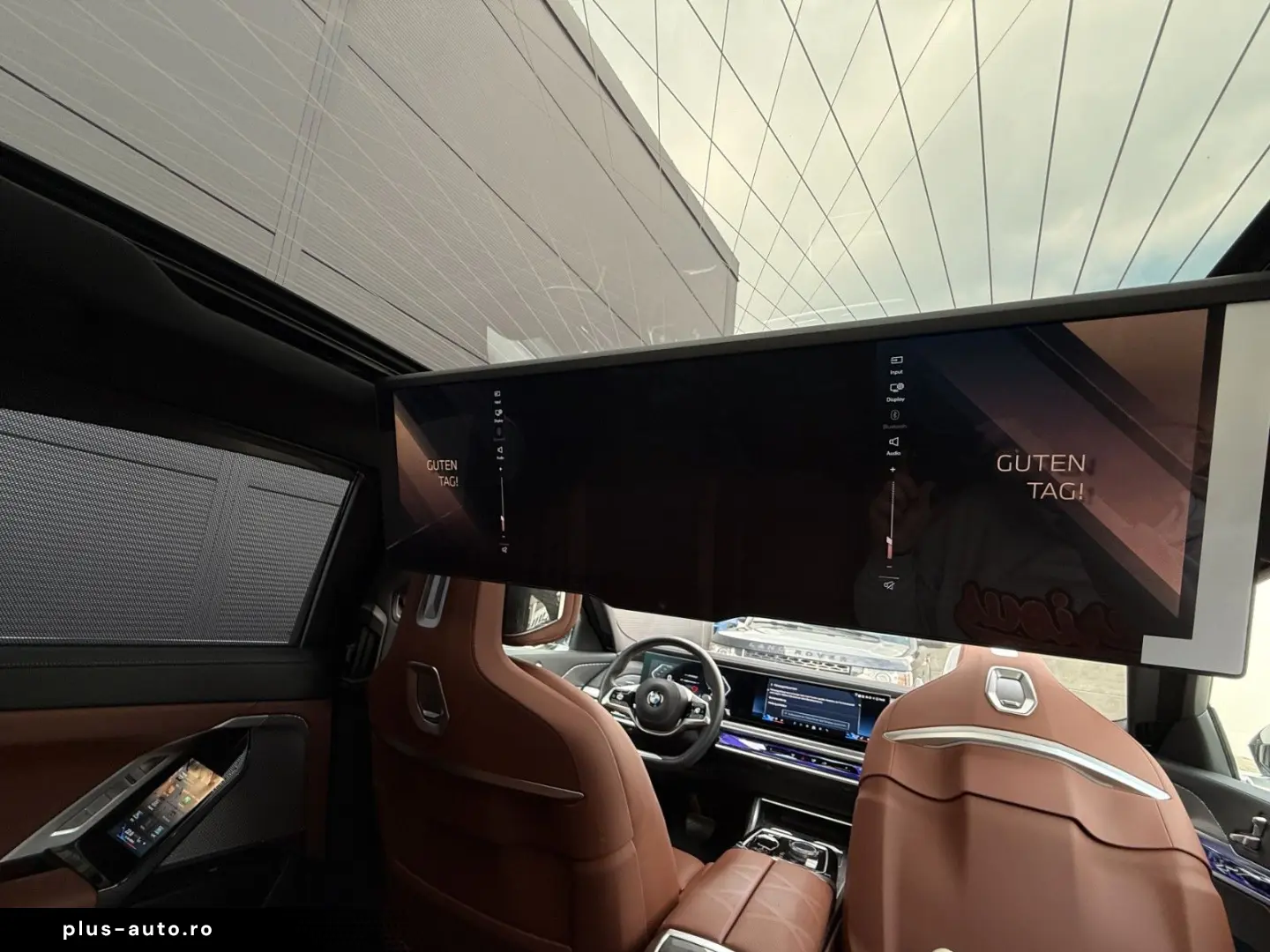 BMW 740d xDrive Lounge Seating TV Pano Sky Lounge