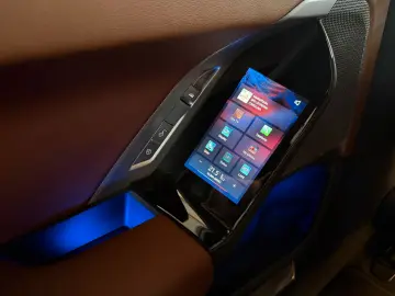 BMW 740d xDrive Lounge Seating TV Pano Sky Lounge