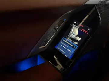 BMW 740d xDrive Lounge Seating TV Pano Sky Lounge