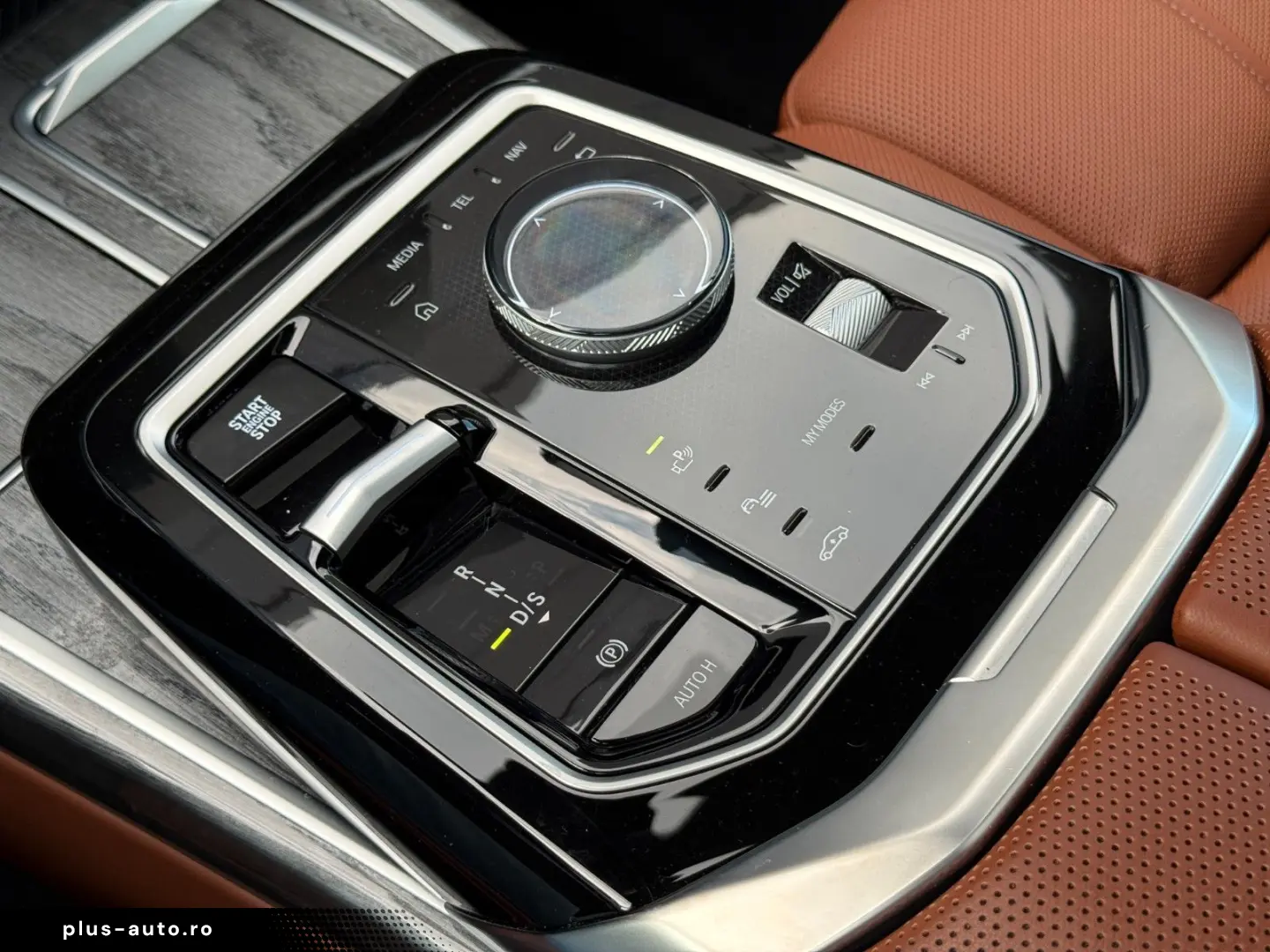 BMW 740d xDrive Lounge Seating TV Pano Sky Lounge