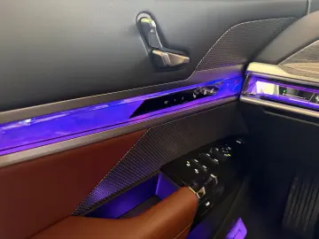 BMW 740d xDrive Lounge Seating TV Pano Sky Lounge