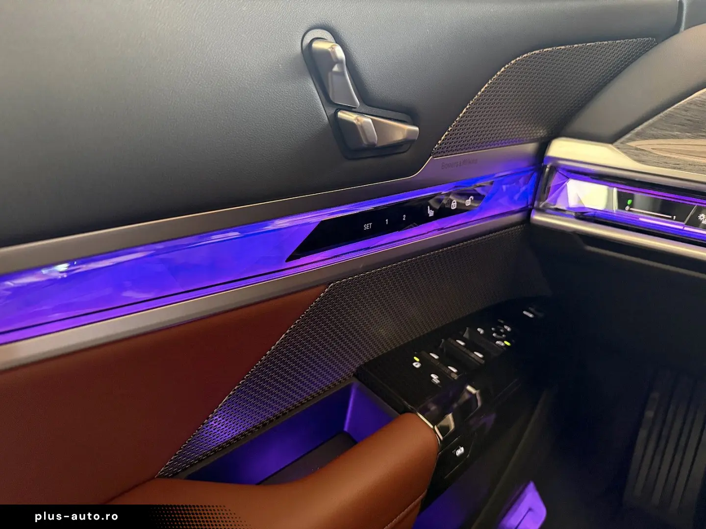 BMW 740d xDrive Lounge Seating TV Pano Sky Lounge