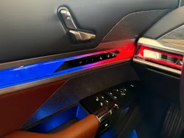 BMW 740d xDrive Lounge Seating TV Pano Sky Lounge