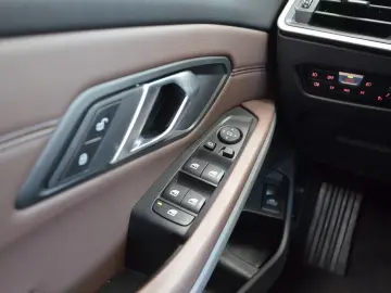 BMW 320d xDrive Touring  AUTOMATIK LED LIVE COCKPIT