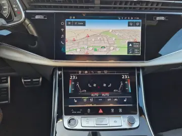 AUDI Q8 55 TFSI qu S line MATRIX PANO Luft AHK B&O