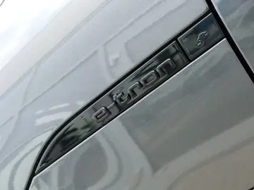 AUDI Q8 55 e-tron quattro 300KW S line  LED ACC PDC