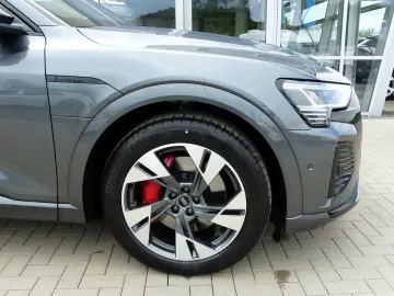 AUDI Q8 55 e-tron quattro 300KW S line  LED ACC PDC