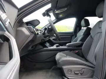 AUDI Q8 55 e-tron quattro 300KW S line  LED ACC PDC