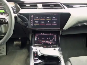 AUDI Q8 55 e-tron quattro 300KW S line  LED ACC PDC