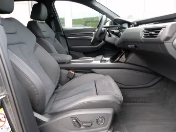 AUDI Q8 55 e-tron quattro 300KW S line  LED ACC PDC