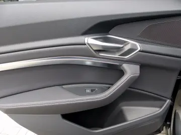 AUDI Q8 55 e-tron quattro 300KW S line  LED ACC PDC