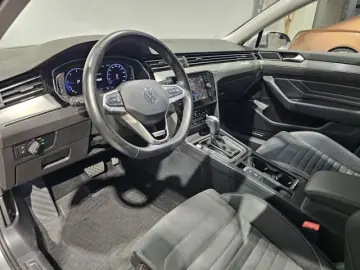 VW Passat 4Motion Sport Led Navi Leder AHK Kamera