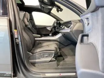 AUDI Q7 60 TFSI e S Line Black Pano S-Sitz Matrix 22'