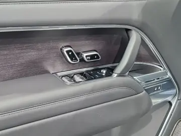 LAND ROVER Range Rover P550e Autobiography