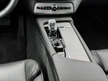 VOLVO XC90 R Design AWD AD StandHZG AHK Navi Digitales