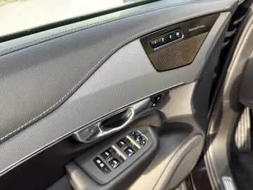 VOLVO XC90 B5 (Diesel) Plus Bright AWD Automatik Navi