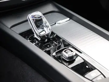 VOLVO XC60 Plus Dark Recharge Plug-In Hybrid AWD T8 Tw