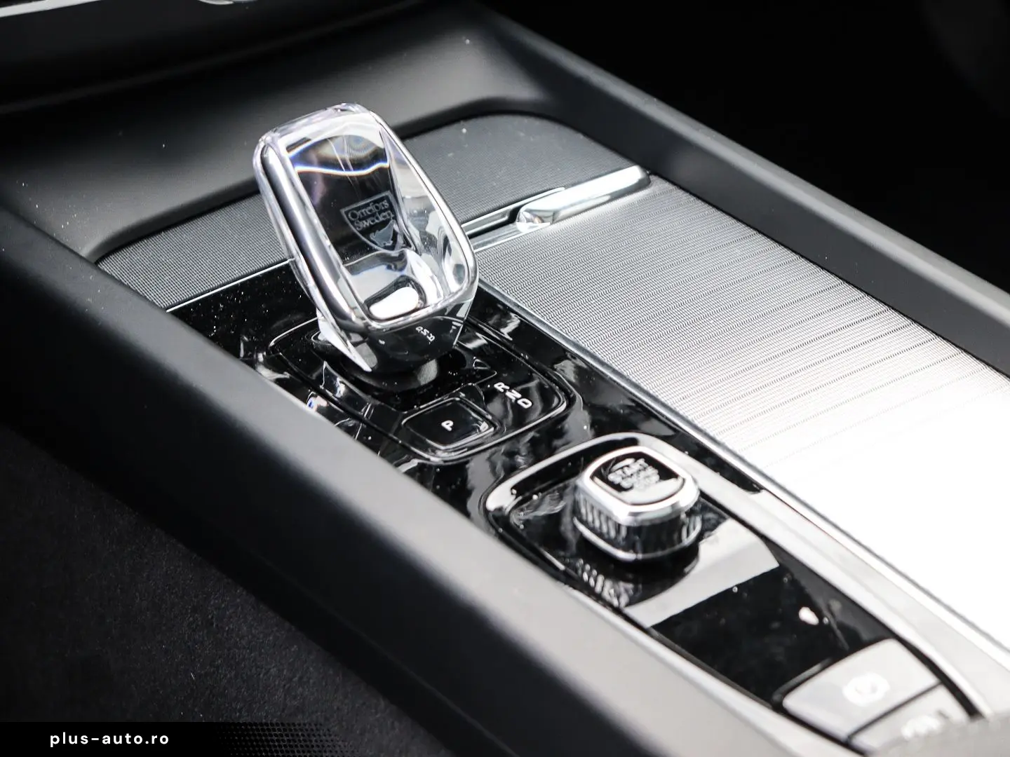 VOLVO XC60 Plus Dark Recharge Plug-In Hybrid AWD T8 Tw