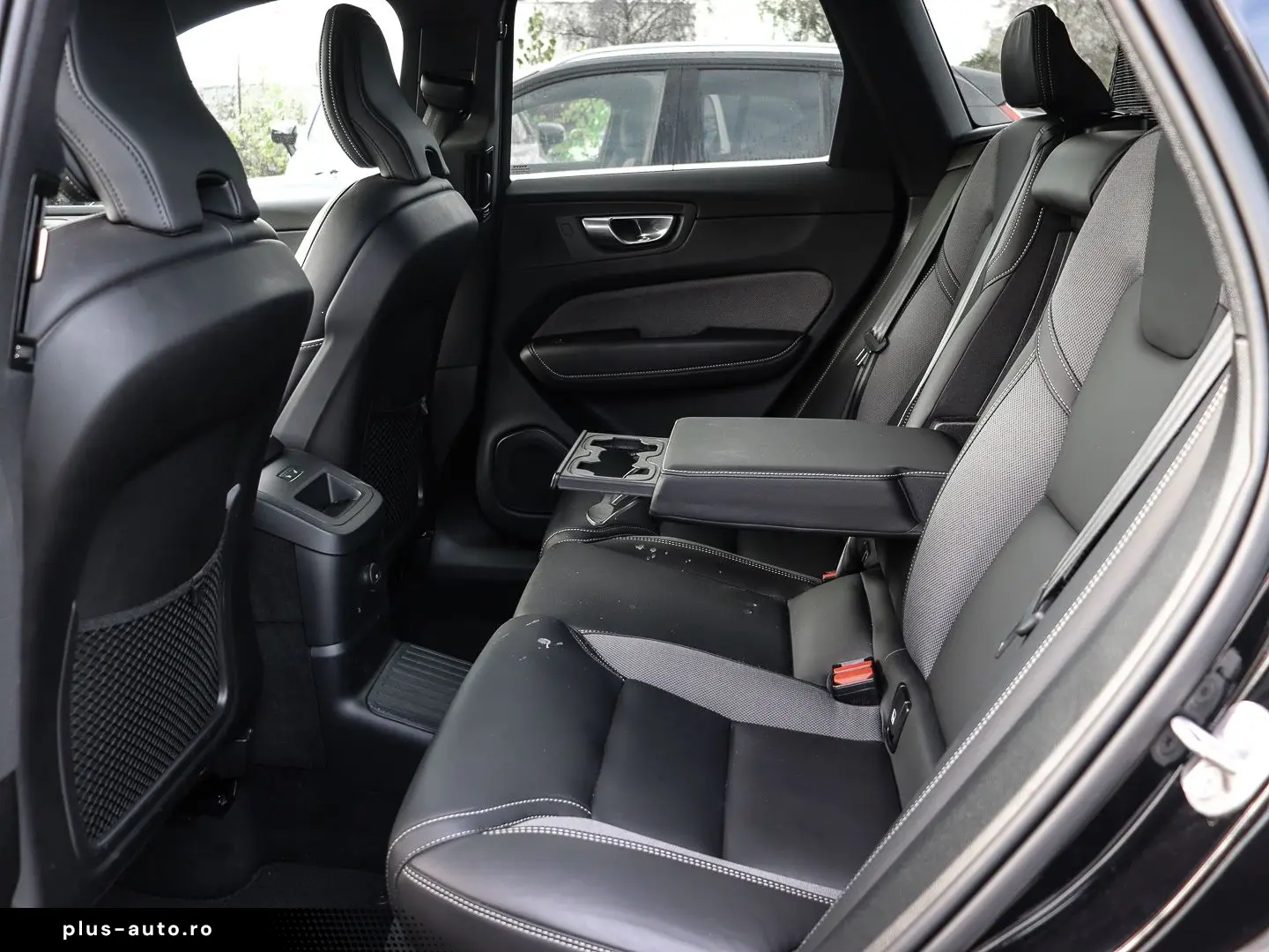 VOLVO XC60 Plus Dark Recharge Plug-In Hybrid AWD T8 Tw