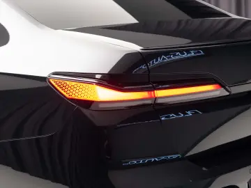 BMW 750e XDRIVE THEATRE HUD SKY-L B&W